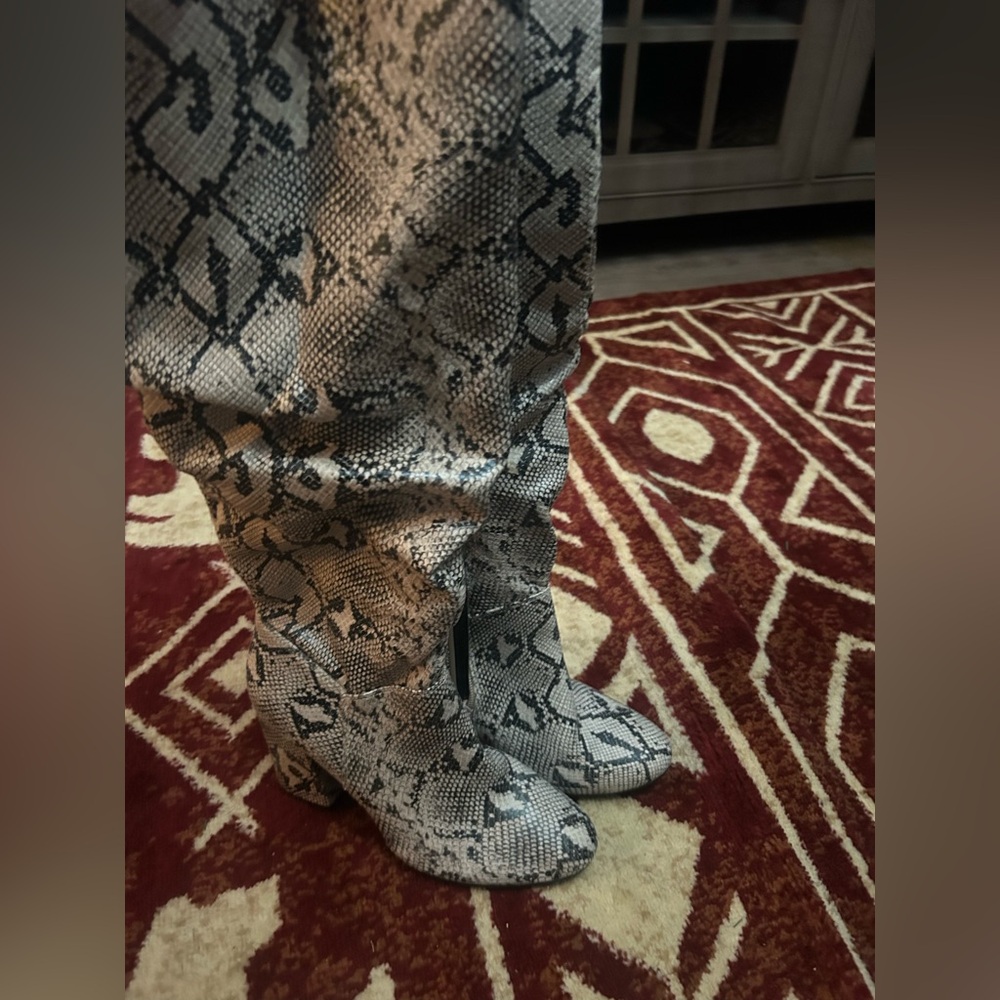 Cute faux snake skin boots. Only worn a couple of times. Super comfortable.